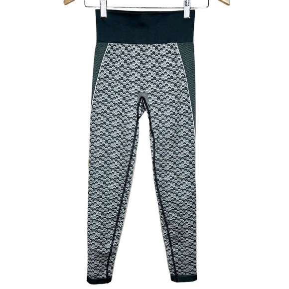 GymShark WTFlex Seamless Gray Chevron Fitted Workout Leggings Size Small - Picture 1 of 8